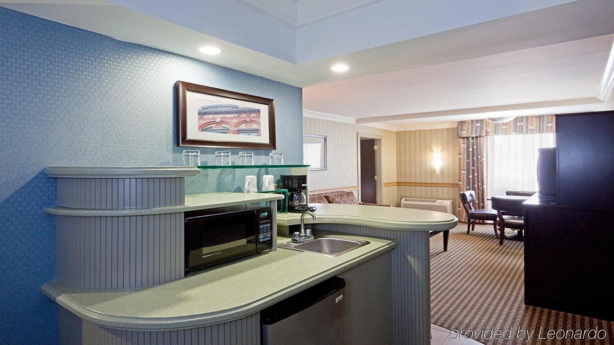 Holiday Inn Concord Downtown, An Ihg Hotel Экстерьер фото